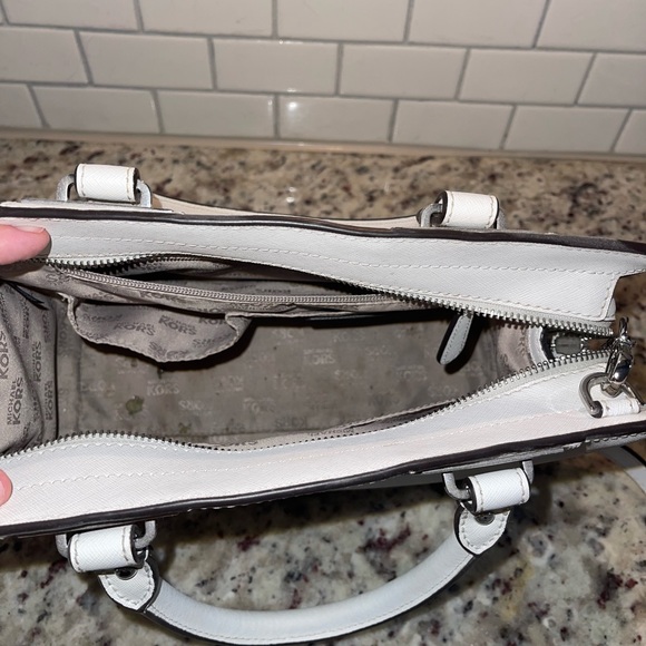 Michael Kors Saffiano Crossbody bag w/ arm straps - Picture 4 of 5